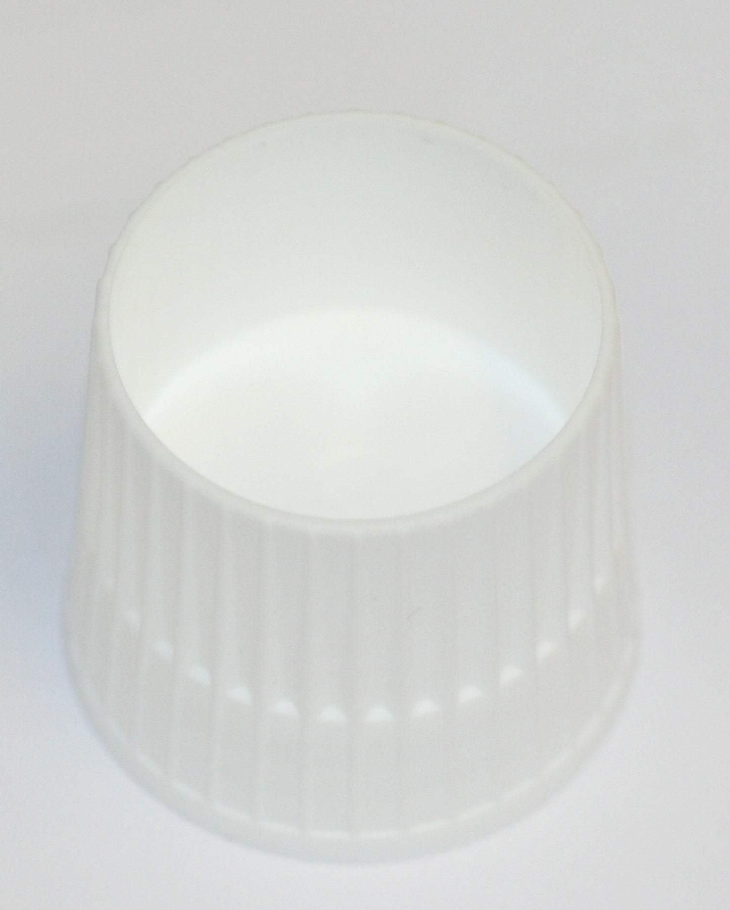 8 Zylindrische Rundflaschen aus PE mit Messbecher Verschluss