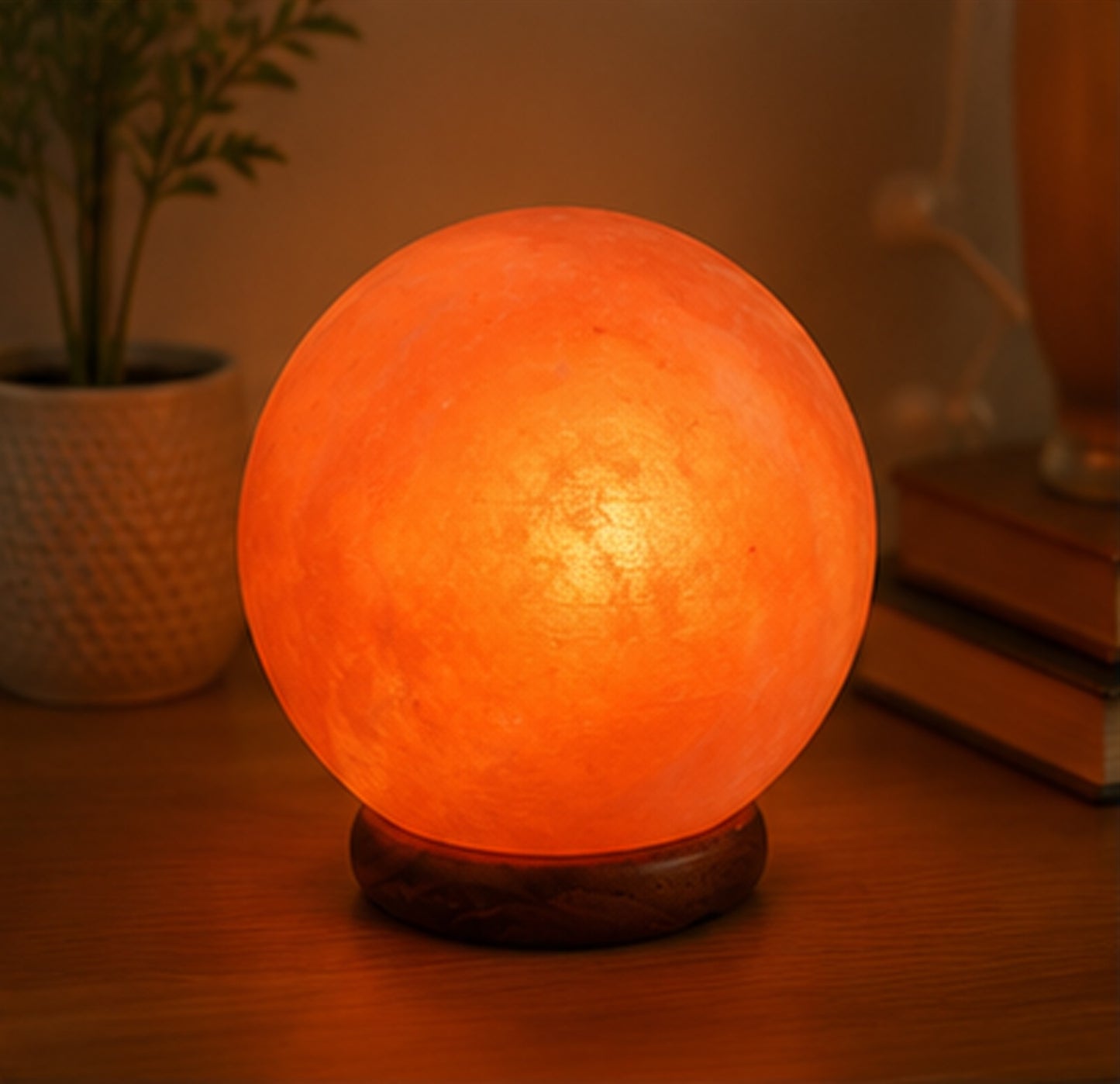 NaturGut Kristallsalz-Lampe Kugel 3–5 kg mit Elektrik & Holzsockel | Runde Himalaya Salzlampe | Handgefertigte Salzkristall-Lampe | Warmes Ambiente Licht für Wohnzimmer, Schlafzimmer, Yoga & Meditation