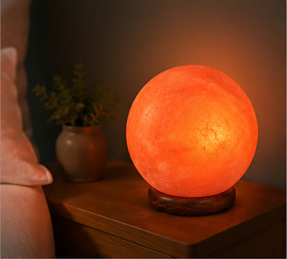 NaturGut Kristallsalz-Lampe Kugel 3–5 kg mit Elektrik & Holzsockel | Runde Himalaya Salzlampe | Handgefertigte Salzkristall-Lampe | Warmes Ambiente Licht für Wohnzimmer, Schlafzimmer, Yoga & Meditation